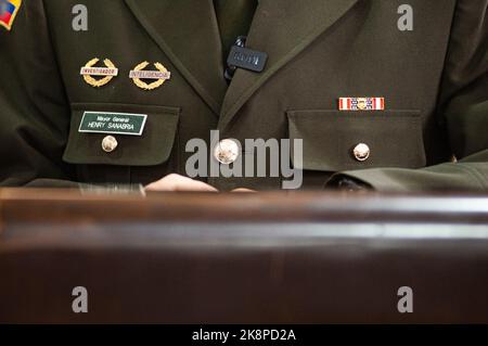 Bogota, Colombie, 24 octobre 2022. Le directeur de la police colombienne, le général Henry Sanabria, prend la parole lors d'une conférence de presse à Bogota, en Colombie, un jour après que son véhicule de cortège ait été attaqué lors d'une manifestation anti-gouvernementale, sur 24 octobre 2022. Photo de: CHEPA Beltran/long Visual Press Banque D'Images