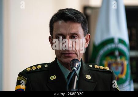 Bogota, Colombie, 24 octobre 2022. Le directeur de la police colombienne, le général Henry Sanabria, prend la parole lors d'une conférence de presse à Bogota, en Colombie, un jour après que son véhicule de cortège ait été attaqué lors d'une manifestation anti-gouvernementale, sur 24 octobre 2022. Photo de: CHEPA Beltran/long Visual Press Banque D'Images