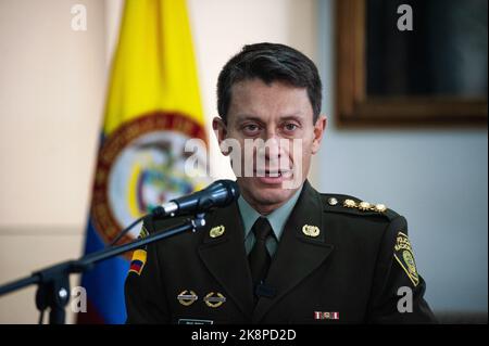 Bogota, Colombie, 24 octobre 2022. Le directeur de la police colombienne, le général Henry Sanabria, prend la parole lors d'une conférence de presse à Bogota, en Colombie, un jour après que son véhicule de cortège ait été attaqué lors d'une manifestation anti-gouvernementale, sur 24 octobre 2022. Photo de: CHEPA Beltran/long Visual Press Banque D'Images