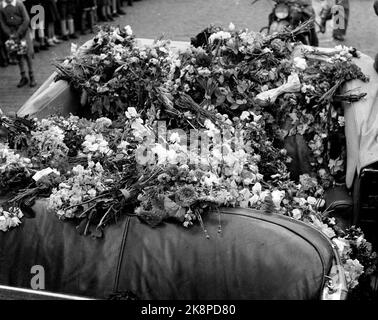 Stavanger à l'automne 1945. Visite du prince héritier : la voiture du prince héritier Olav est pleine de fleurs. Photo: Kjell Lynau / NTB Banque D'Images