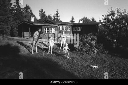 30 septembre 1967 d'Oslo. Sverre M. Fjelstad avec sa famille à l'extérieur de leur maison 'Fugleleiken' dans la Marka orientale. Photo: Ivar Aaserud / courant / NTB Banque D'Images