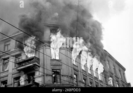 Oslo 19450123 le feu à Svendsensgate 1-3-5 sabotage (debout sur l'enveloppe) mal? Probablement: Schwensgate 3 où se trouvait le stockage de pétrole de Shell. Sabotage où 360 ​​liters d'huile spéciale a été brûlé après que des personnes de résistance ont chargé des explosifs et de l'essence devant le nez des gardes allemands. Flammes hors des fenêtres photo: R.J./NTB Banque D'Images