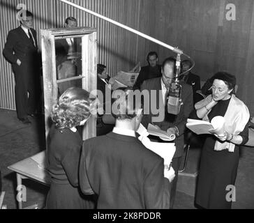 Oslo 19530228. NRK RadioTeatret a commencé l'enregistrement de la ferme criminelle Paul Temple. La série est populaire auprès du peuple norvégien qui a jeté tout ce qu'il avait dans les mains et a rampé ensemble dans la chaise et a regardé la radio avec horreur - attente mitigée. Ici, nous voyons de l'enregistrement d'un épisode. Le couple marié Paul Temple (Fritjof Mjøen) et Steve Temple (Randi Brænne) (devant sur la photo) ont le rôle principal dans les fans criminels. Photo: Sverre A. Børretzen / actuel / NTB Banque D'Images