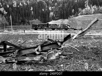 Grong 19701009 plusieurs tonnes de munitions et d'explosifs sur un "train de poudreuse", ainsi revêtu, se sont rendus dans les airs à deux kilomètres au nord de la gare de Formofoss. Onze wagons ont été écrasés pour le bois d'épinard et l'épave s'est étalée sur des milles. Le conducteur a péri. Ici le train en arrière-plan et l'épave après l'explosion en premier plan. Photo: NTB / NTB Banque D'Images