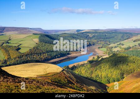 Peak District niveaux d'eau très bas dans le réservoir Ladybower de Derwent Edge Derbyshire Peak District National Park Derbyshire England UK GB Europe Banque D'Images