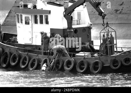 Stavanger 19851105: Le navire de ciment Concem s'est écrasé pendant les travaux sur la plate-forme Gullfaks B dans le Gandsfjord, et 10 personnes ont péri. Ici, le marché du ciment renversé. Des navires avec des plongeurs sont à la recherche de ceux tués. Ici plongées à bord du bateau. Photo: Jens O. Kvale / NTB / NTB Banque D'Images