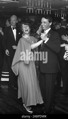 Oslo 19760330. La princesse de la Couronne Sonja baptise les nouveaux navires de la ligne Jahre 'Prince de la Couronne Harald'. Ici, la princesse de la Couronne Sonja danse avec le réalisateur Bjørn Bettum pendant la célébration du baptême. Le propriétaire du navire Fred Olsen derrière (t.v.) sur la photo. Photo: Svein Hammerstad / NTB Banque D'Images