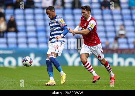 Tom Ince de Reading (à gauche) et Matty James de Bristol City (à droite) se battent pour le ballon lors du match de championnat Sky Bet au Select car Leasing Stadium, Reading. Date de la photo: Samedi 22 octobre 2022. Banque D'Images