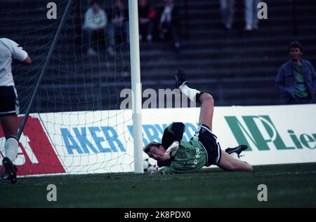 Oslo, 19900423. Bislett. Vålerenga - Tottenham 0 - 0. Ici, le gardien de Tottenham Erik Thorstvedt est en action. Photo: Morten Hvaal Banque D'Images