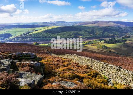 Vue du lit de réservoir sec du réservoir Ladybower depuis Derwent Edge Derbyshire Peak District National Park Derbyshire England UK GB Europe Banque D'Images