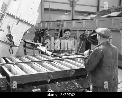 Årdal. Årdal travaille où l'aluminium est produit dans les halls d'électrolyse de 350 mètres de long et qui contiennent 172 fours. Ici, les barres en aluminium de deux ouvriers sont coulées. Nils Eraker (t photo: NTB Banque D'Images