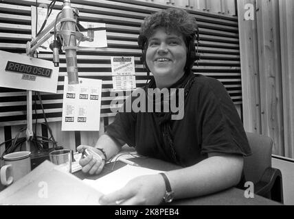 Oslo 19840828 les journalistes et les collègues de la radio locale radio Oslo seront fermés. Ici Hege Øygarden dans le studio. Logo radio Oslo en arrière-plan. Radio locale/radio locale. Photo: Tore Skaar / NTB / NTB Banque D'Images