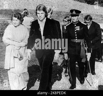 Skreia, août 1969. Romeo et Julie sur Toten. L'artiste Inger Lise Andersen et le musicien Terje Rypdal se marient à l'église Balke de Skreia, où Inger Lise a été nommé dix-neuf ans plus tôt. Le marié est Terje Rypdal, guitariste, compositeur, étudiant en musique et renouvelle la musique pop norvégienne. Les gens étaient près des escaliers de l'église pour apercevoir le couple de la mariée. La photo: Le marié avec ses parents, le père de l'uniforme de gala de l'armée. Photo: T. Stavnhaugen et Odd Ween / actuel / NTB Banque D'Images