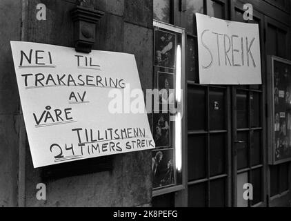 Oslo 19711005 le personnel technique des théâtres d'Oslo et de Bergen s'est mis en grève d'une journée pour protester contre une lettre que le directeur du théâtre Maurstad avait envoyée au président du club. Maurstad croyait que le travail du président du club allait au-delà de son vrai travail au théâtre. Ici affiche à l'extérieur du théâtre norvégien avec le texte "non au harcèlement de nos syndics" photo: NTB / NTB Banque D'Images