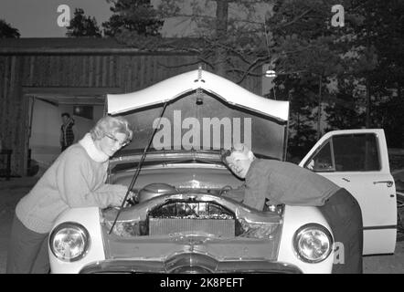 Oslo, Hvervenbukta octobre 1963 le Oslo Youth Motorsener se trouve à 13 km du centre d'Oslo. La salle de réunion, l'atelier, la piste de terrain et la salle de passe-temps sont construits avec le soutien municipal et les efforts impressionnants des garçons et des filles dans OMS. Un jeune homme répare sa voiture. Photo: Ivar Aaserud / courant / NTB Banque D'Images