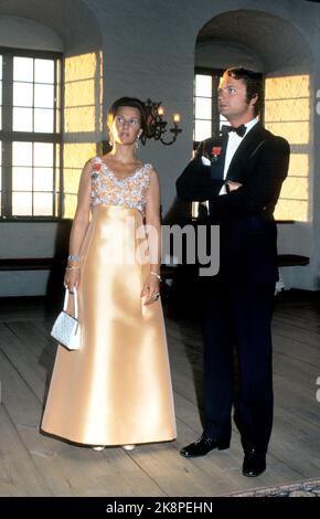 Oslo 19720803. Le VII anniversaire du roi Haakon en 100th. Ici depuis le dîner de gala au château d'Akershus. La princesse de la Couronne Sonja et Carl Gustaf de Suède en conversation avant le dîner. Photo: NTB / NTB Banque D'Images