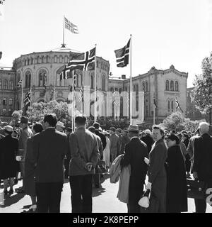 Oslo 19550607. Le 50th anniversaire de la résolution 1905 de l'Union. La foule à l'extérieur du Storting dans le cadre de la réunion commémorative qui a eu lieu. Le drapeau norvégien. Photo: Børretzen / Storløkken / Pagano / actuel / NTB Banque D'Images