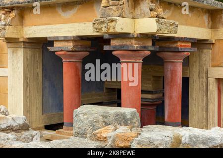 Section restaurée du Temple de Knossos site archéologique de l'âge du bronze près d'Héraklion en Crète Grèce qui était le centre de la culture minoenne. Banque D'Images