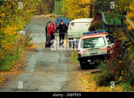 Oslo 19931011. William Nygaard, directeur de publication, a été abattu et grièvement blessé à l'extérieur de son domicile à Dagaliveien. Des enquêteurs de police sur les lieux à la suite de la tentative de meurtre. Une femme voisine montre à la police où Nygaard a été abattu. NTB archive photo Jon EEG / NTB Banque D'Images