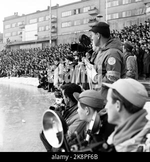 Oslo 19520217 : Jeux Olympiques d'hiver, patinage, 5000 mètres à Bislett : photographes en action sur la glace. Photo ; actuelle / NTB Banque D'Images