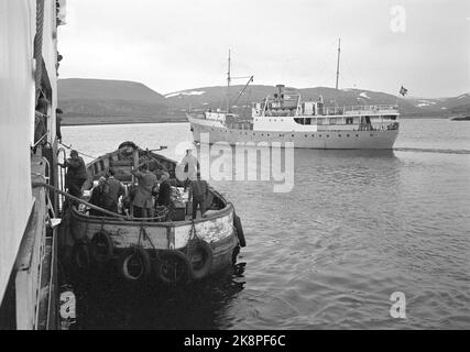 Norvège du Nord 19650724 touristes à l'hôtel Hurtigruta touristes qui veulent voir autant de Norvège que possible, et le soleil de minuit, prendre la route rapide de Bergen à Kirkenes et de retour. Ils vivent dans un hôtel flottant qui les emmène dans de petits endroits et des villes le long de la côte. À Berlevåg, un bateau d'expédition est arrivé à Hurtigruta avec des passagers et des boîtes de pêche. Photo: Sverre A. Børretzen / actuel / NTB Banque D'Images