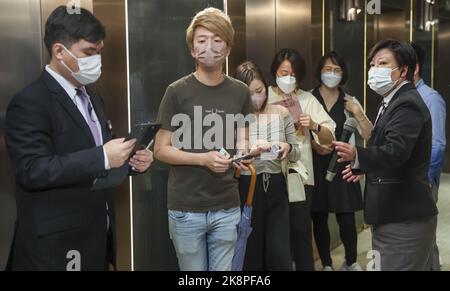 Les acheteurs potentiels font la queue au bureau de vente de Henderson Land-développé un Innovale-Bellevue à Mira place, Tsim Sha Tsui.02OCT22 SCMP/ Edmond SO Banque D'Images