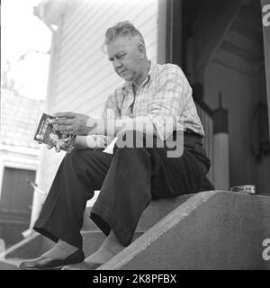 Torp 19540612 - grève par utilisation de Torp. Le conflit de travail illégal dure depuis plus de trois mois. Les tapis transporteurs utilisés chez Torp sont debout depuis trois mois. Karl Nilsen est en grève. Photo: Aage Storløkken / actuel / NTB Banque D'Images