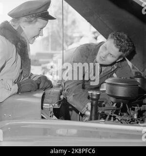 Oslo, 1956. La première femme chauffeur de taxi de Norvège, Mme Magna Hansen. Elle a subi des cours de moteur et connaît bien le moteur du manuel. Mais Per Hansen doit encore intervenir lorsque le tuyau de toiture tricheur. Le magazine photo a été « testé » avec le chauffeur et a découvert qu'elle avait une petite pièce sur « Upper Washing » et « Little Strandgate », mais qu'elle avait « fait une maison pleine avec sa connaissance de Dalehaugen - une petite route insignifiante entre Enebakkveien et Galgeberg ». « Aller simple, laissez la dame aller plus loin ». Photo: Actuel / NTB Banque D'Images