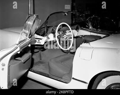 Oslo 19541007 l'exposition de plastique « Best about Plastic » sur la place de la Forteresse. Voici une voiture, un modèle sport cabriolet de chevrolet avec carrosserie en plastique qui a attiré l'attention légitime. Intérieur du siège conducteur de la voiture. Photo: NTB / NTB Banque D'Images