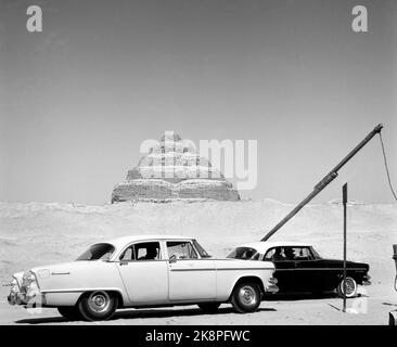 Le Caire, Egypte 19590515 tapis volant avec jet. En Égypte, l'Ouround et le jet age se sont rencontrés lorsque SAS a ouvert sa ligne caravelle entre Skandianvia et le Caire les 15 et 16 mai. Entre la pyramide et le jet est une boucle énorme dans le temps et le développement. Avec ses nouvelles caravelles rapides, SAS aide à rapprocher les gens et les continents. La pyramide des escaliers à Sakkara, la plus ancienne des pyramides (de la dynastie 3rd). Les pyramides sont l'attraction touristique # 1 en Egypte et plus impressionnant que l'on peut imaginer du tout. Voitures garées à la pyramide. Photo: Asmund Rørslett / actuel / NTB Banque D'Images