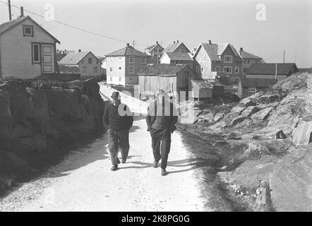 Ona 19720617. Le village de pêcheurs sur la côte de Romsdal est à une distance satisfaisante de tout ce qui a à voir avec les tracas et la ruée. Beaucoup ont quitté Ona ces dernières années. La troisième partie des maisons est vide. Pourtant, il y en a qui ne quittera jamais l'île. À propos de. Deux cents personnes vivent ici aujourd'hui. Le phare d'Ona est l'un des plus célèbres gars de la côte, qui décharge les gens de mer par une LED dangereuse. Photo: Sverre Børretzen courant / NTB Banque D'Images