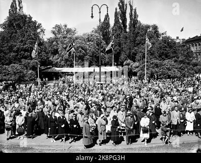 Oslo 19550607. Le 50th anniversaire de la résolution 1905 de l'Union. La famille royale au Storting à l'occasion du 50th anniversaire de la résolution de l'Union en 1905. Beaucoup de gens étaient arrivés à l'extérieur du Storting pour participer à la célébration. Photo: Allan, Nordby, Stage et Svensson NTB / NTB Banque D'Images