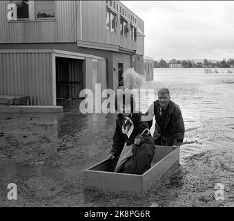 Lillestrøm 19660523 Flood frappe Lillestrøm hard. La plupart des rues sont maintenant sous l'eau. Le personnel de Dølens photo a également dû abandonner le travail et évacuer. Ici, Jorunn Olsen est transporté en toute sécurité sur terre sèche dans un grand bol en développement du laboratoire photo, qui fait l'utile comme un bateau. Skysskar est Gunnar Skogheim. Photo: NTB / NTB Banque D'Images