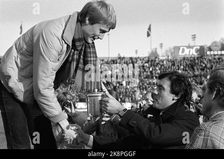 Oslo, 19801026. Stade Ullevaal, finale de la coupe. Lillestrøm - Vålerenga 1-4. Moldes Åge Hareide avait été nommé joueur de l'année et a reçu le trophée par Ray Kennedy de Liverpool, qui était un invité pendant la finale de la coupe. Photo: Svein Hammerstad / NTB / NTB Banque D'Images