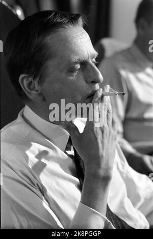 Stockholm 19700827 Palme grèves. Conférence de presse avec le Premier ministre Olof Palme, où il joue un rôle dramatique dans les affaires suédoises en annonçant un arrêt des prix. Palme a l'avis, et il va à l'encontre des élections sur 20 septembre. Ici, Palme fume une cigarette pendant la conférence de presse. Photo: Par Ervik / actuel / NTB Banque D'Images