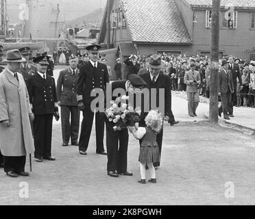 Tromsø 194607. Le roi Haakon visite Tromsø pour voir la récupération de la ville après la Seconde Guerre mondiale Ici, le roi Haakon reçoit des fleurs d'une petite fille. Photo: Archives NTB / NTB Banque D'Images