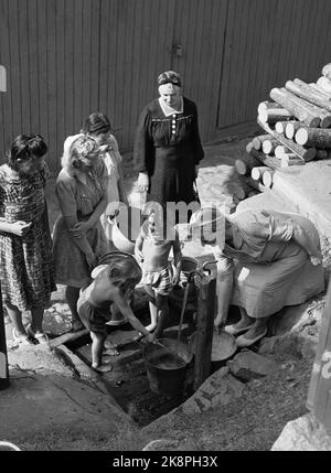 Drøbak 19470902 la sécheresse et la pénurie d'eau à l'été 1947 ont également été remarquées à Drøbak. L'eau a été coupée dans tout Drøbak, et tout le monde a été appelé à aller chercher de l'eau dans des seaux. Ici, les femmes et les enfants se rencontrent au puits / poteau d'eau pour remplir les seaux. PHOTO: LYNAU / NTB / NTB Banque D'Images