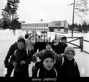 Oslo, 8 décembre 1959. École Hauketo à Prinsdal. Un groupe d'enfants de l'école ont terminé aujourd'hui n'est pas et sont sur leur chemin de retour à la maison. Photo: Aage Storløkken / actuel / NTB Banque D'Images