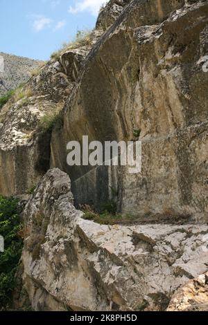 Ancien canal d'eau de Ferhat situé à Amasya, Turquie. Banque D'Images