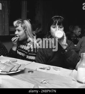 Oslo, 8 décembre 1959. École Hauketo à Prinsdal. Ici, du petit déjeuner de l'école dans la salle à manger. Du lait et du pain croustillant au fromage de chèvre étaient au menu. Photo: Aage Storløkken / actuel / NTB Banque D'Images