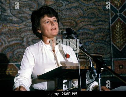 Oslo 198109 le Premier ministre Gro Harlem Brundtland est à la tribune pendant la campagne électorale avant les élections législatives. Photo NTB / NTB Banque D'Images