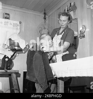 Aurskog 11 février 1956 'ces enfants ont 3 miles chemin scolaire' les jeunes enfants Kjell de Nybak, Hallvard de Sinkerud et Marit de Stenshaugen doivent marcher 6 km seul dans la forêt noire de nuit avant d'atteindre l'autobus scolaire à Bekkesaga. Ils doivent se lever à 5 heures pour atteindre le bus qui va à l'école Haneborg à Aurskog. Kjell sur Nybak obtient l'aide de sa mère pour porter la veste extérieure. Photo; Sverre A. Børretzen / actuel / NTB Banque D'Images