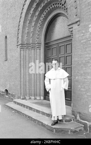 Oslo 1968 Pater Hallvard Rieber-Mohn commente l'Encyclopédie du Pape. Ici, à l'extérieur de l'église et du monastère de Saint-Domenikus. Photo; Ivar Aaserud / courant / NTB Banque D'Images