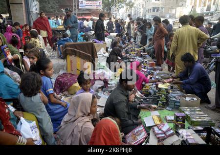 Hyderabad, Pakistan, 24 octobre 2022. Les gens de la communauté hindoue sont occupés à acheter des crackers de feu à l'occasion du festival hindou Diwali, à la tour du marché à Hyderabad lundi, 24 octobre 2022. Les hindous du monde entier et du Pakistan célèbrent l'occasion de Diwali qui célèbre le triomphe de la lumière sur l'obscurité et du bien sur le mal. Banque D'Images