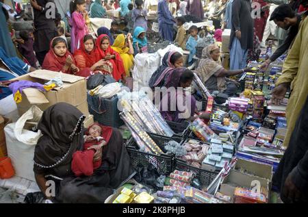 Hyderabad, Pakistan, 24 octobre 2022. Les gens de la communauté hindoue sont occupés à acheter des crackers de feu à l'occasion du festival hindou Diwali, à la tour du marché à Hyderabad lundi, 24 octobre 2022. Les hindous du monde entier et du Pakistan célèbrent l'occasion de Diwali qui célèbre le triomphe de la lumière sur l'obscurité et du bien sur le mal. Banque D'Images