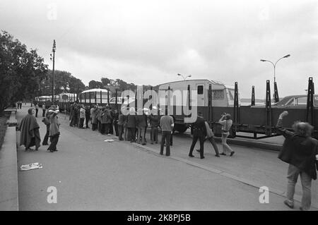 Oslo197206. La Compagnie tzigane de 65 Tsiganes apatrides, qui sont venus en Norvège de Finlande sans permis d'entrée, a été expulsée et transportée hors du pays avec des cartes de police. Les voitures tziganes étaient en si mauvais état que le compagnon a été transporté par un train spécial de NSB de Fauske à Kristiansand. À Oslo, des manifestants étaient présents lorsque le train passait devant la place de l'hôtel de ville tôt le matin, mais un grand nombre d'agents de police ont obtenu le nettoyage de la piste du port. Photo NTB / NTB Banque D'Images