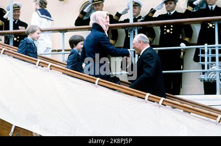 Oslo 19780701. Roi Olav 75 ans. Un heureux roi Olav reçoit la reine Margrethe du Danemark qui vient en bateau dans le cadre de la célébration de la journée de 75 ans du roi Olav. Fils le prince Joachim et le prince héritier Frederik en arrière-plan. Photo: Bjørn Sigurdsøn NTB / NTB Banque D'Images