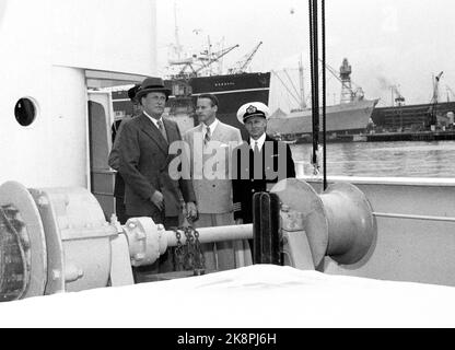 Oslo 19550914. Le prince héritier Olav et le prince Harald accueillent l'équipage et les officiers à bord du navire 'M/S Chr. Bjelland' de Stavanger est situé à Oslo avant le départ pour l'île de Pâques. Ici, nous voyons le Prince héritier Olav ( photo: Jan Nordby / Archives NTB Banque D'Images