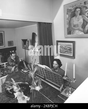 Bærum, Eiksmarka 19600924. Le réalisateur Arne Skouen dans sa villa sur Eiksmarka. Son dernier film « surarrondi » est un succès. L'excitation de faire tomber un nouveau film à travers le premier-aiguille oeil est tout aussi grand à chaque fois. Ici Arne avec sa femme Kari qui joue du piano à la maison dans le salon, ils sont à la fois des chats à la maison et pas Theatercafè-Bohemier sont donc leur maison une maison pour les adultes et les enfants. Photo: Ivar Aaserud courant / NTB Banque D'Images