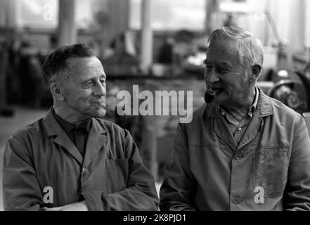 Lillehammer 1972. L'usine de tuyaux de G. Larsen à Lillehammer peut être reprise par les employés car l'usine n'est pas assez rentable pour les propriétaires. C'est le coupe-bois Gudbrand Larsen qui a commencé à fabriquer des mousses supplémentaires à Lillehammer en 1844. Les tuyaux de Lillehammer sont fortement taxés et le nom de Lillehammer a le même son pour les tuyaux que Dunhill et Barring. Ici deux des employés chaque tuyau. Photo ; actuelle / NTB Banque D'Images